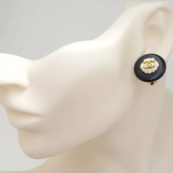 CHANEL CC Logos Black Round White Shell Motif Earrings Gold Tone 96C Auth #24031 - Picture 2 of 5